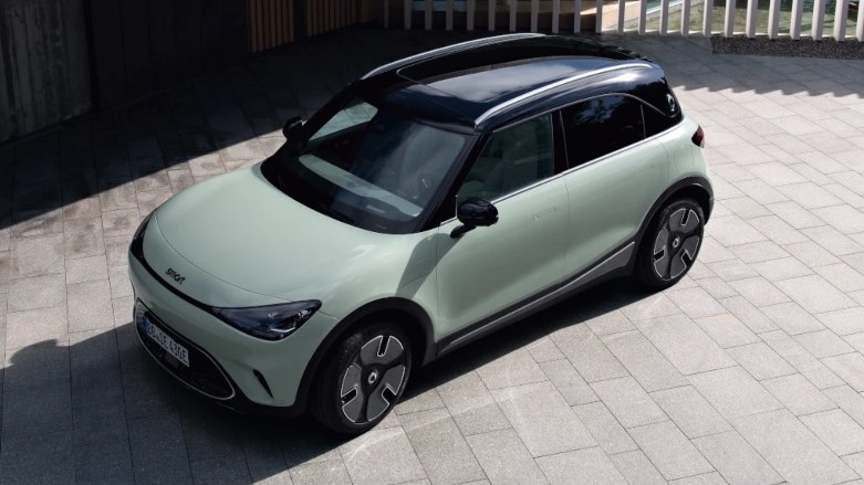 Vista superior izquierda de auto eléctrico compacto smart #1 color verde oliva. 