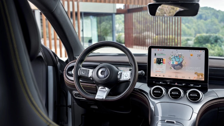 Vista interior del asiento de conductor en smart #3 deportivo con pantalla tactil de 13 pulgadas.