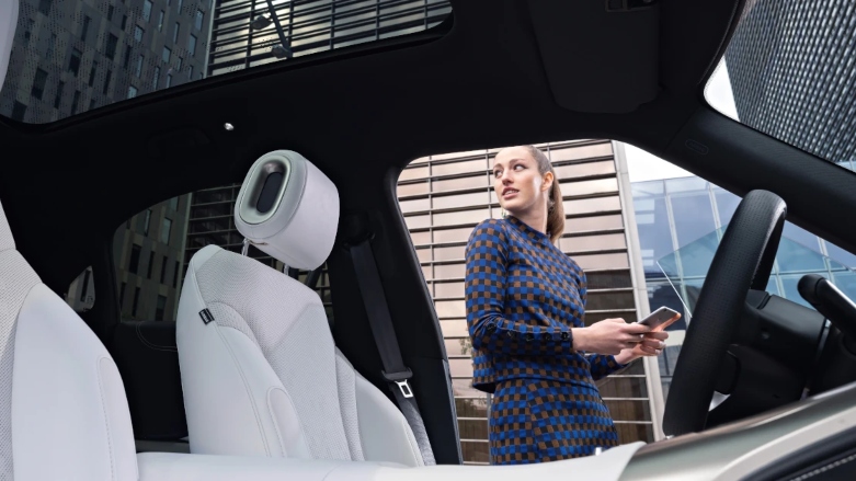 Vista interior de asientos delanteros de smart #1 con cuero de lujo blanco. 